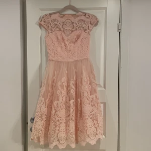 Spetsklänning - Fin spetsklänning 