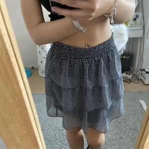 Volangkjol  - Svartvit rutig volangkjol som bara använts 1 gång, köpt på hm för 2 år sedan. Skicket är som nytt!💕💕💕