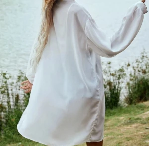 Tunik - Jättefin tunik och fintskick, har använt det fåtal gånger. Men den har sträck i sista bilden (dock syns inte så mycket)💗 