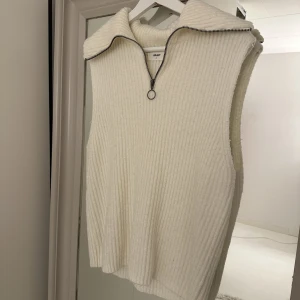 Stickad väst - Vit stickad väst från object men köpt på sellpy nydligen men bara kommit till användning 1-2 ggr! inga defekter 