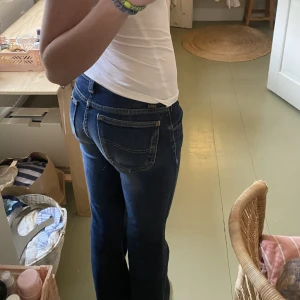 lee jeans - Jättesöta lågmidjade lee jeans  Midjemått - 71 cm  Innerbensmått - 80 cm  Har vissa slitningar ( se sista bild ) 