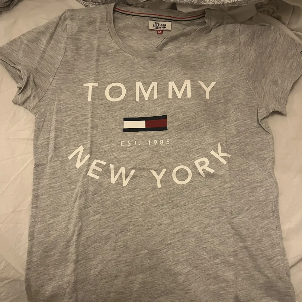 Säljer min Tommy Hilfiger T-shirt som inte kommer till användning, den är i fint skick!!🤍. T-shirts.