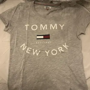 Säljer min Tommy Hilfiger T-shirt som inte kommer till användning, den är i fint skick!!🤍