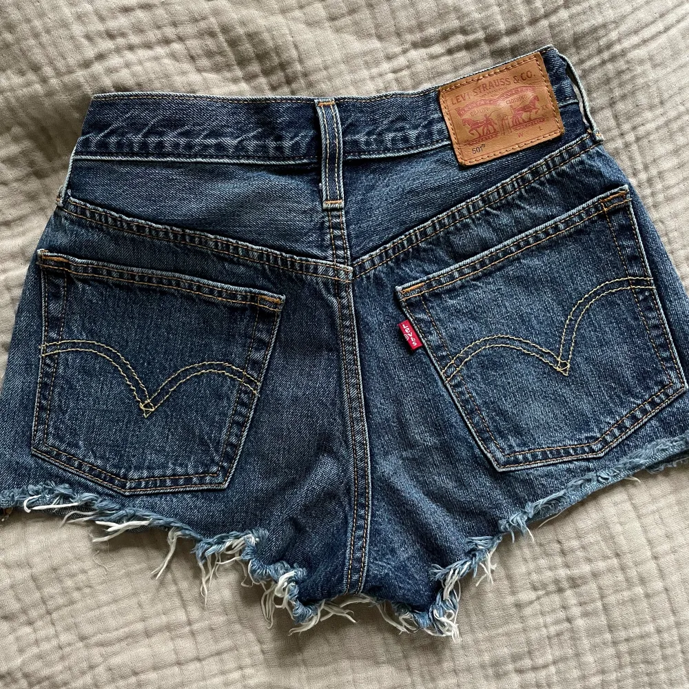 Så fina blåa 501 shorts från Levis. Ny pris runt 550kr. Shorts.