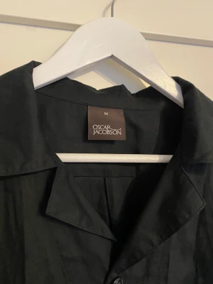 Kortärmad skjorta - Svart kortärmad skjorta från Oscar Jacobson i otroligt skönt material. Tunn och luftig till sommaren.  Just nu fraktfritt 