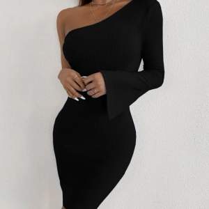 Svart tight klänning oneshoulderklänning i storlek 38 men skulle säga att den passar 36 med. Säljes pga inte används.😊