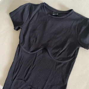 Svart t-shirt  - Svart t-shirt från Ginatricot. 