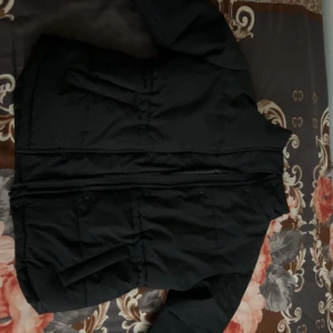 Jacka  - Detta är en vårjacka helt ny aldrig använt. Jätte fin och bra material, jag säljer den för den va lite stor för mig. Men jätte fin jacka. Pris kan diskuteras. 