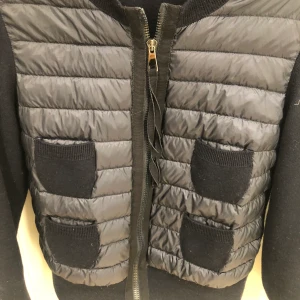 Moncler cardigan - Heejj säljer den här moncler cardigan då den inte passade mig tyvärr💗 Fint skick💗 Kan mötas upp i Stockholm 💗 