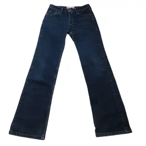 Ett par snygga jeans från Levis i modell 627 straight fit. Sitter midrise med midjemåttet≈36cm(mätt svärs över) och innebenslängden≈74cm♥️ Har en extra knapp-se bild tre. 💬kontakta mig vid fler frågor + bilder♥️