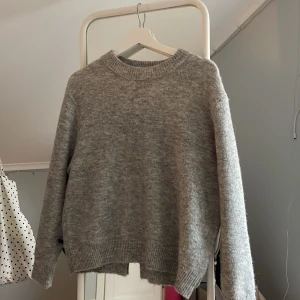 Grå stickad tröja - En mysig grå stickad tröja🫶 har använt max två gånger, den är i skiktet som ny😊