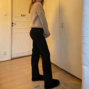 Nya jeans från Pull&Bear - Säljer dessa nya jeansen från Pull&Bear med prislapp kvar då de var försmå samt förlånga för mig(162cm), strl 34, modellen heter ”Mid-waist straight-leg jeans”, 150kr+frakt✨första och andra bilden är samma jeans fast en storlek större💖