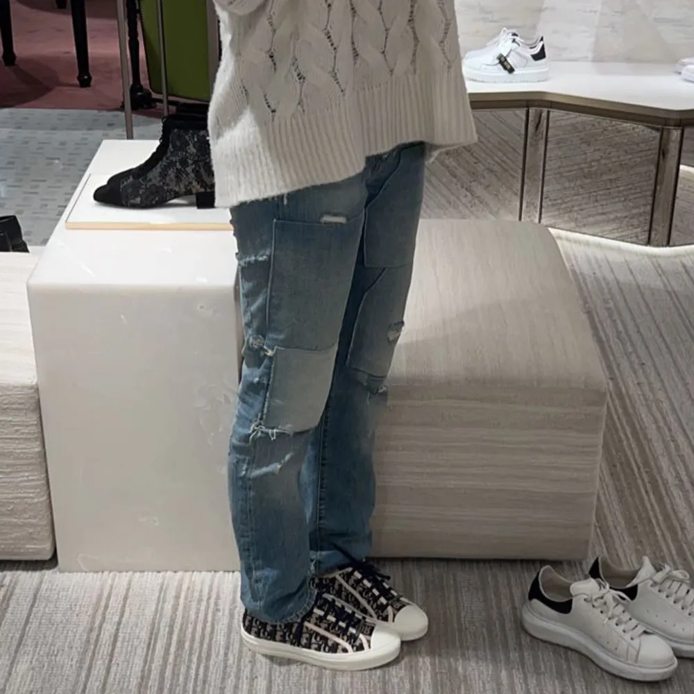 Acne jeans. Såå snygga, intressekoll❣️. Nyskick. Dem är midwaist och raka! Finns ej att köpa längre, nypris var ca 4000kr. Passar mig perfekt som brukar ha S/34/36. Första och andra bilden är mina, kan gå ned i pris vid snabb affär.. Jeans & Byxor.