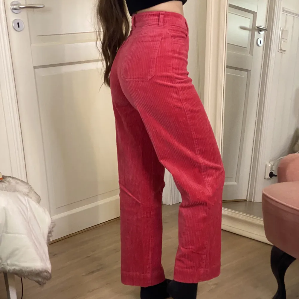 Fina Manchester byxor i storlek 34 från monki. Passar perfekt på mig som är 160 cm. Jättebra skick. Säljer för 100 kr. Köpare står för frakten. 💖. Jeans & Byxor.