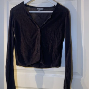 Mörkgrå kofta - Mammas gamla kofta, är sliten, urtvättad och nopprig, så kom med eget prisförslag:)