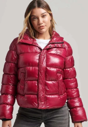 Superdry jacka - Säljer min fina jacka från superdry köpt från Zalando för en månad sedan men har en annna jacka som jag använder istället!! Nyskick🫶🏽🫶🏽🫶🏽köpt för 1500kr 