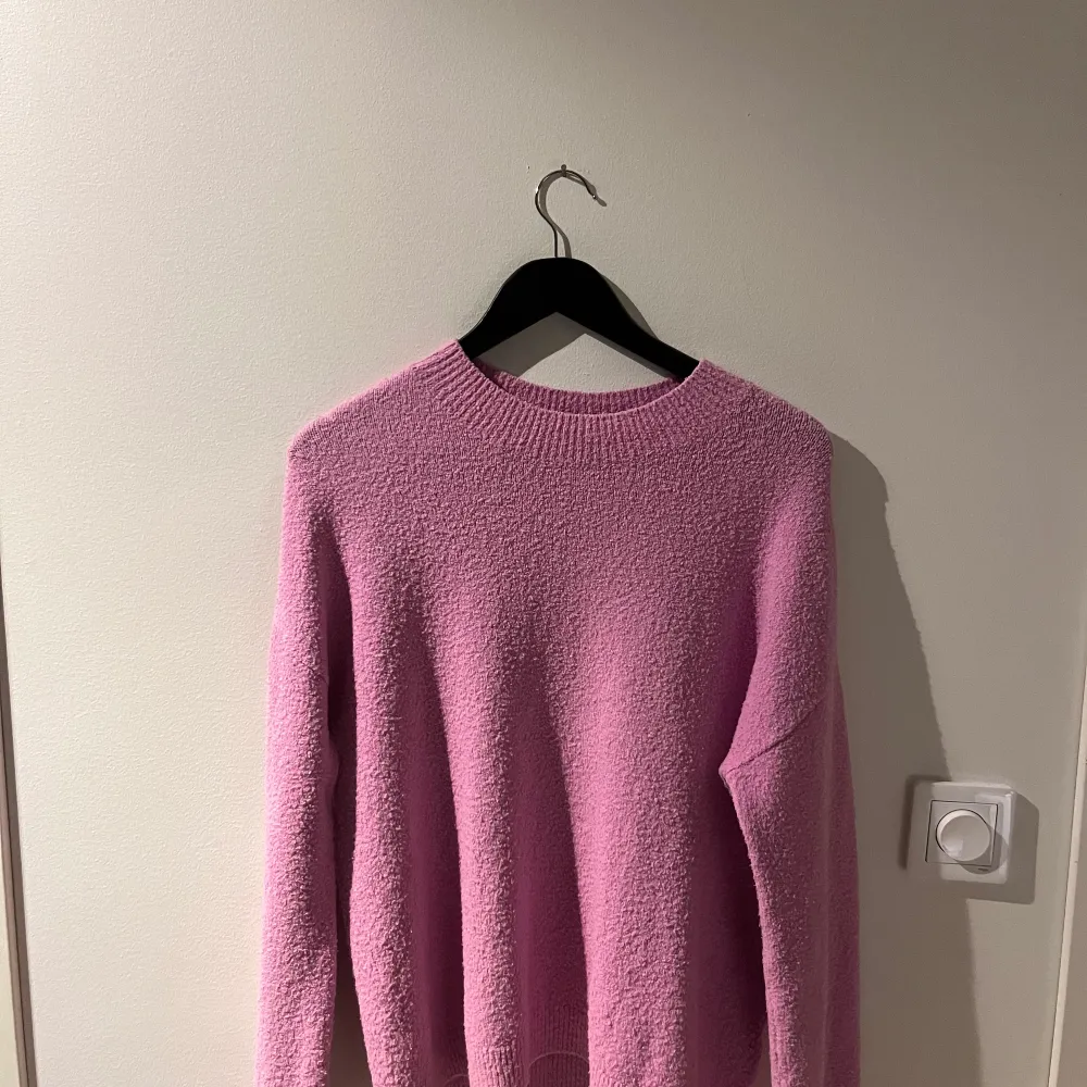En rosa/lila tröja från and other stories. Den har en väldigt fint passform och säljer pga ingen användning. . Stickat.
