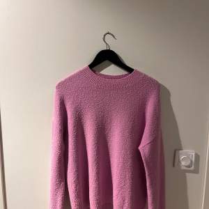 En rosa/lila tröja från and other stories. Den har en väldigt fint passform och säljer pga ingen användning. 