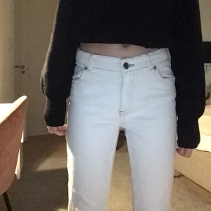 Vit/beige jeans mid waist/ Low Wait storlek 13-14/164 - Från Zara. Använt cirka 2 gånger. Nypris 399kr, säljer för 120kr+ frakt. Lite liten i storleken och passat 1,55 till 1,62m 
