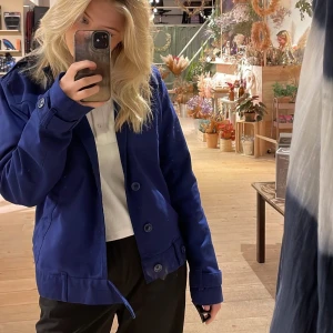 Blå jacka  - Säljer en jätte fin blå jacka/kavaj likande. Säljer för den tyvärr inte kommer till användning. Den är köpt secondhand så vet tyvärr inte märke. 