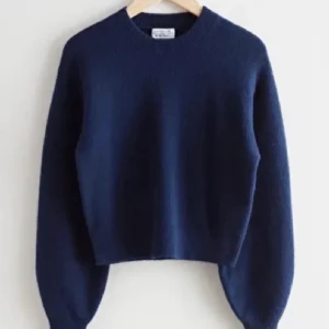 Stickad tröja - Säljer nu min jättefina stickade tjocktröjan från & Other Stories, säljer den pga den nt satt så bra på mig! Kom privat för fler bilder!☺️🤍