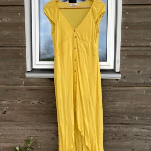 Klänning från Portugal strl 38 - Jättefin sommarklänning, köpt i Portugal. Sparsamt använd enstaka gång. Inga skador.