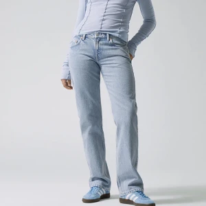 Jeans - Säljer dessa populära lågmidjade Jeans ifrån weekday. Säljs på grund utav att jag aldrig har använt dom ,då de även inte passar mig. Original pris är 590kr på deras hemsida. Jag säljer mina för 499kr och de är i färgen summer blue. Helt oanvända💙