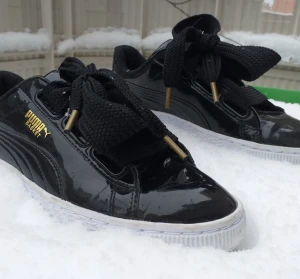 Svarta Adidas  - Super bekväma skor från puma i ny skick då dom aldrig har blivit använda eftersom dom var för små när jag köpte.