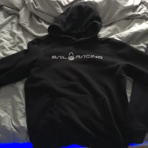 Sail racing Hoodie - Hej säljer min svarta sail racing hodie i storlek m, bara andvänt 1-2 gånger ,  Nypris 1300 Mitt pris 500 Kan gå ner lite i pris vid snabb affär är även intresserad av byte. 