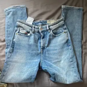 Diesel jeans. Straight leg & highwaist. Modellen heter D-EISELLE Köpta för 1199kr. Använda fåtal gånger💙 