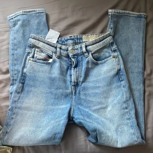 Diesel Jeans - Diesel jeans. Straight leg & highwaist. Modellen heter D-EISELLE Köpta för 1199kr. Använda fåtal gånger💙 