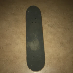Skateboard  - Jag har bara använt den i 6 månader och har lite skador men är som ny!!