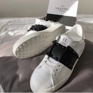 Valentino skor  - intressekoll på mina valentino skor, svarta med nitar i storlek 39 men passar som 38. Helt i ny skick använda max 5ggr. Nypris 7285kr