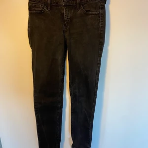 Levis jeans - Svarta Levis jeans ”super skinny 710”  Köparen betalar frakt, inga byten