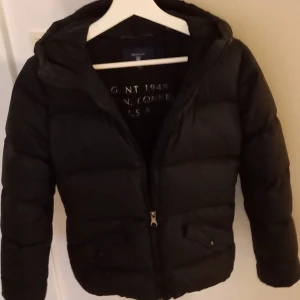 Gant Dunjacka - Gant svart dunjacka med huva. Stl xs. 