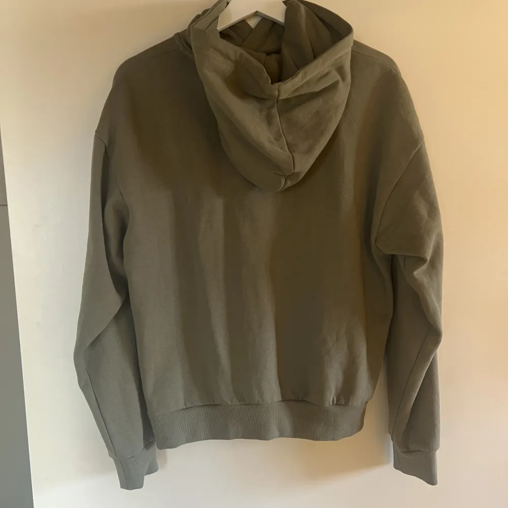 Grön hoodie från lager157 i storlek xs. Använd Max 3 gånger, så den är i nyskick! . Tröjor & Koftor.
