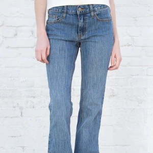 Poppulära brandy melville jeans - Säljer mina fina 90’S brielle jeans för att jag inte tycker om dom längre, dom passar bra på mig som e 173cm i längden o något små i midjan men små i storleken.