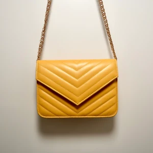 Gul crossbody bag  - Helt ny crossbody väska, har aldrig hunnit använda den. Rymlig och fin. Djurfritt hem. 