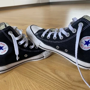 svarta Converse (knappast använda) - Säljer mina converse. Knappast använt dem så det står bara hemma så bättre att sälja än att kasta. Storlek 36,5. Nypris 799 och säljer för 499kr