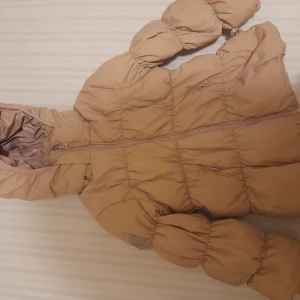 Pomp deluxe jacka stl.98 fint skick. - Fin barnjacka pomp deluxe.