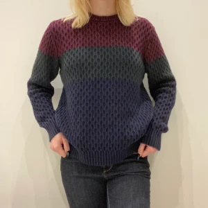 Tröja - Snygg tröja i bra skick💕ja e xs för referens men passar säkert mindre o större beroende på hur man vill att den ska sitta!