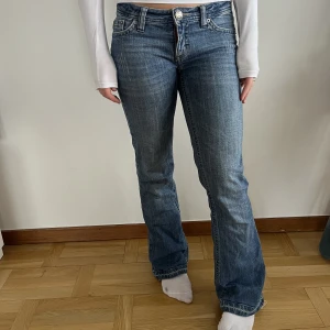 Lågmidjade jeans - (Intressekoll) lågmidjade jeans från esprit, hon på bilden är ca 164cm och de är lite långa. Skriv om du har frågor och tryck inte köp nu!! 