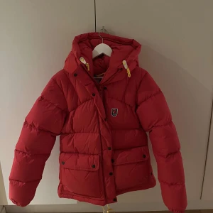 Fjällräven jacka  - Fjällräven expedition down jacket! Säljer min röda fjällräven jacka, använd ett fåtal gånger under vintern. Storlek S men sitter bra på XS-M beroende på hur man vill att den ska sitta. Kommer med medföljande påse. Nypris 6999. 