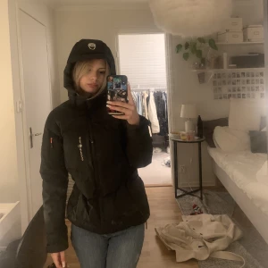 Sail Racing jacka, dam - säljer min fina sail racing jacka, köpt gör ca 1 år sen och knappt andvänd, säljer den pågrund av att ja känner inte riktigt att det är min stil längre. skriv gärna om ni är intresserade💕