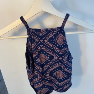 H&M mönstrad topp - En svart topp men mönster, croppad