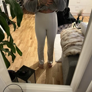 Kostym byxor  - Kostym byxor liknande vit och beige båda för 120kr 