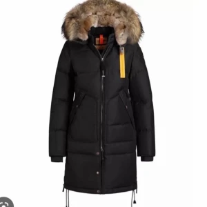 Parajumper LONG BEAR parka - Äkta parajumper jacka i storlek xs, använts i 1,5 vinter. Säljer då den inte kommer till användning eftersom att jag har en annan vinter jacka. Alla extra delar man får vid köp finns med så som knappar, pjs märket på sidan osv. (Priset kan diskuteras)