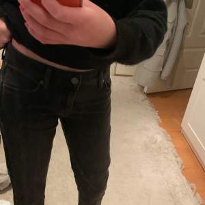Ett par svarta/gråa jeans från J.Lindeberg som är helt oanvända och nya med lappen kvar🤩💕