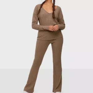 Nelly set - Set från nelly, slutsåld på hemsidan, 300 kr