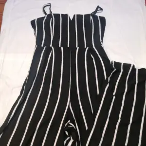 Skälet den här svart-vita overallen då den inte kommer till användning längre. 
